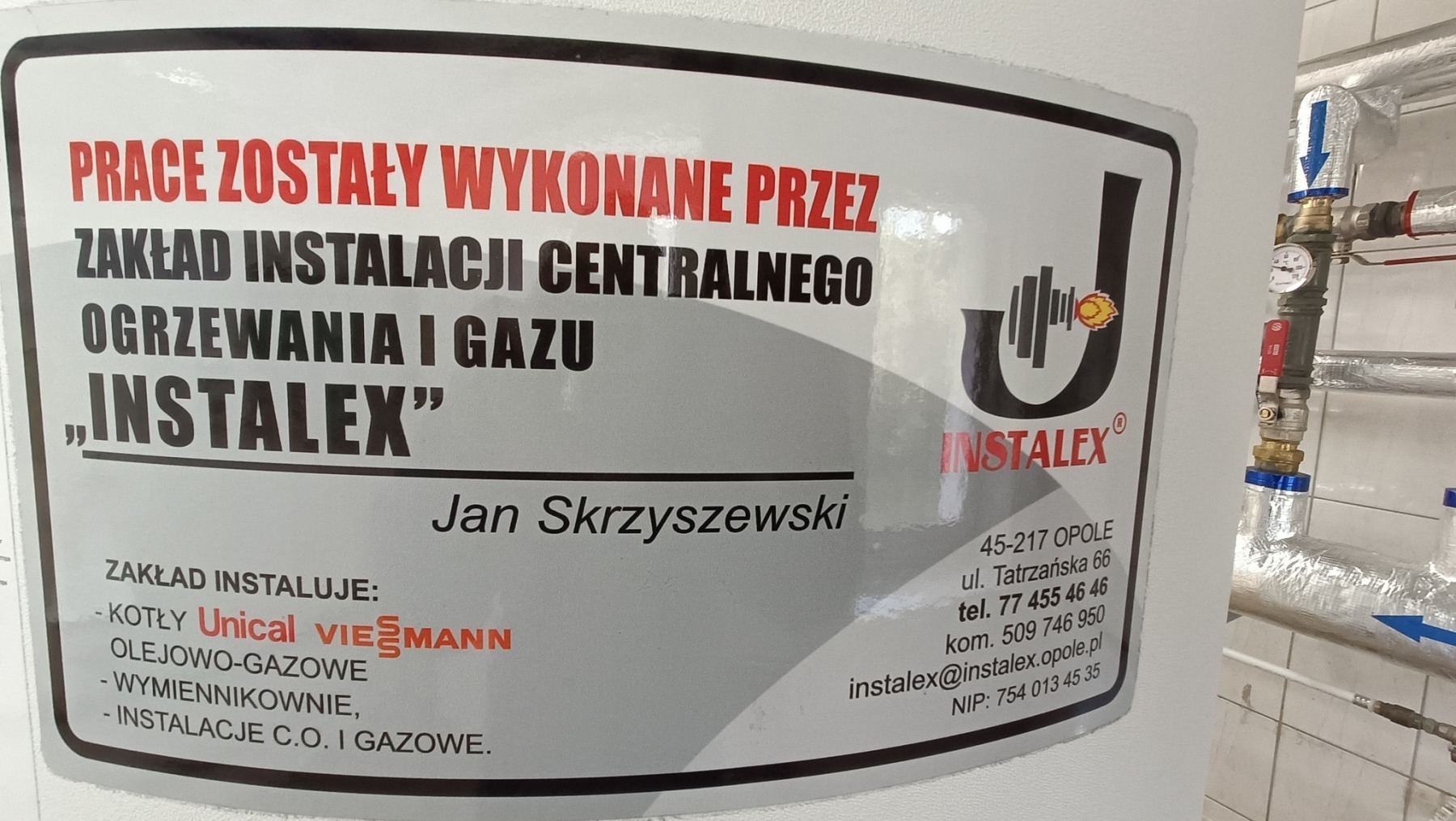 Tablica informacyjna firmy Instalex z danymi kontaktowymi i zakresem usług instalacji centralnego ogrzewania i gazu.